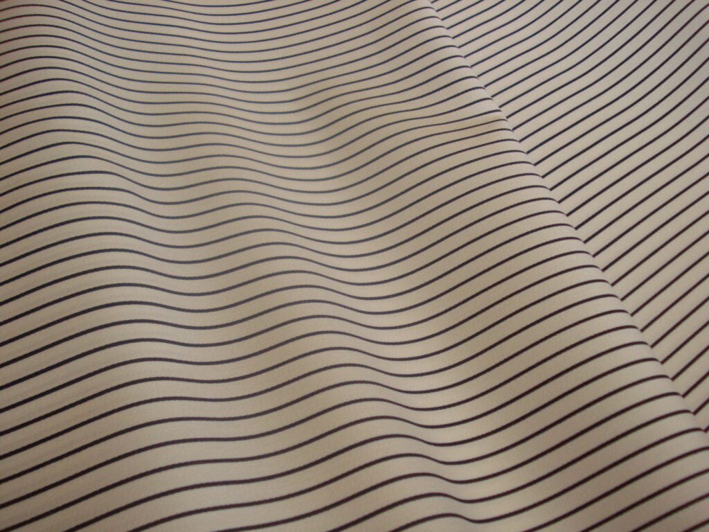 Tejido en sarga fina f/blanco línea fina marino, ancho 0,77cms
