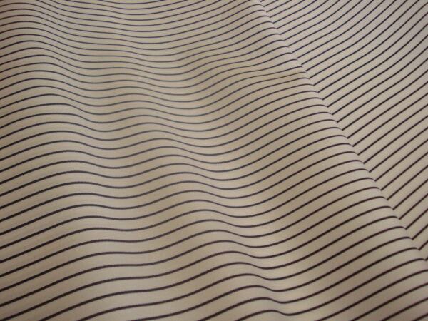 Tejido en sarga fina f/blanco línea fina marino, ancho 0,77cms