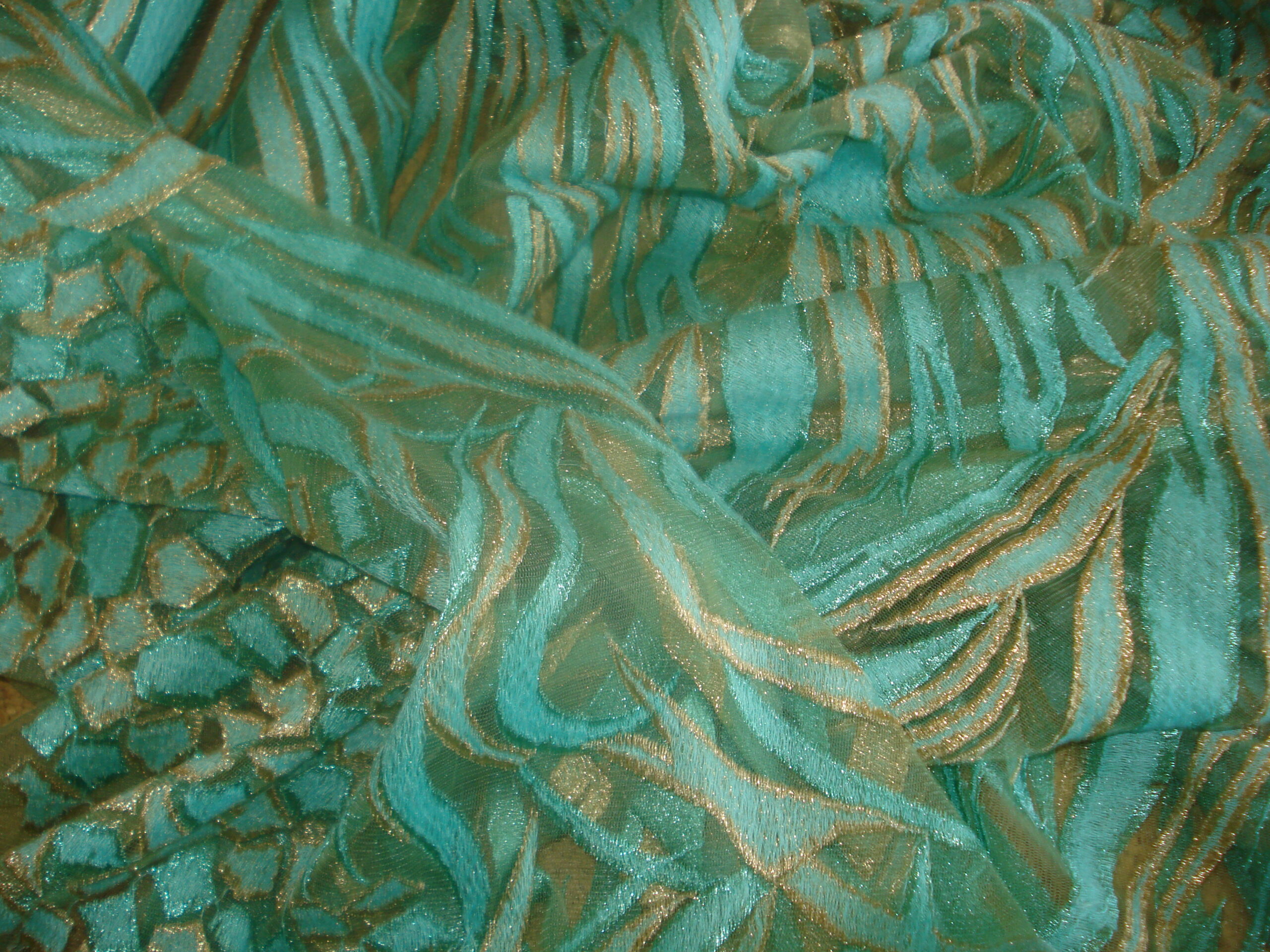 Tul c/dibujo de mosaico en orillo y resto líneas efecto algas ancho 1.36mts.