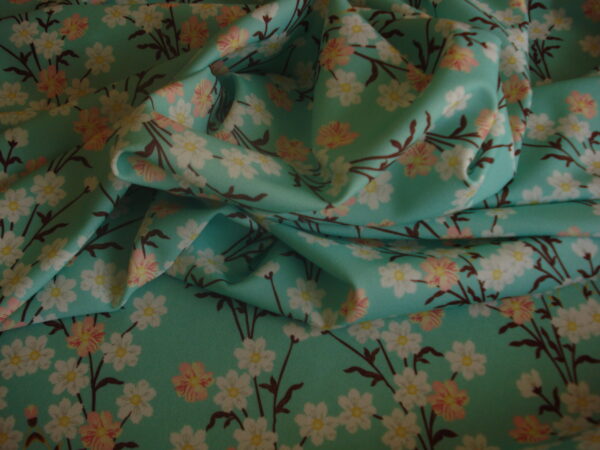 Tejido fino de punto f/verde manzana c/flores, ancho 1.32mts.