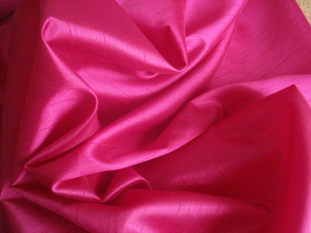 Tejido poliéster imitación seda salvaje fucsia ancho 1.40mts.