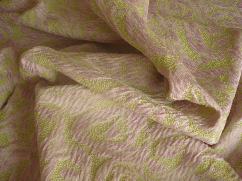 Tejido chanel f/pistacho dibujo lila, ancho 1.22mts.