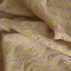 Tejido chanel f/pistacho dibujo lila, ancho 1.22mts.