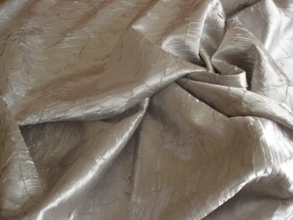 Tejido brillo efecto arrugado c/ plata, ancho 1.38mts.