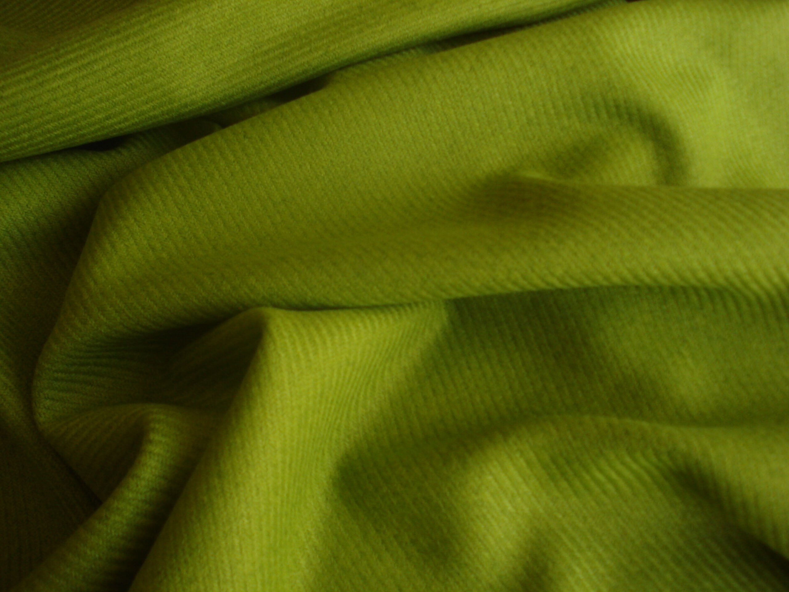 Tejido en lana acrílica c/verde hierba, ancho 1.46mts.