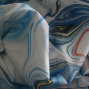 Tejido en crepe satinado colores azules marmolado, ancho 1.50mts.