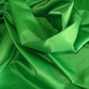 Tejido gabardina c/cara satinada c/verde hierba, ancho 1.52mts.