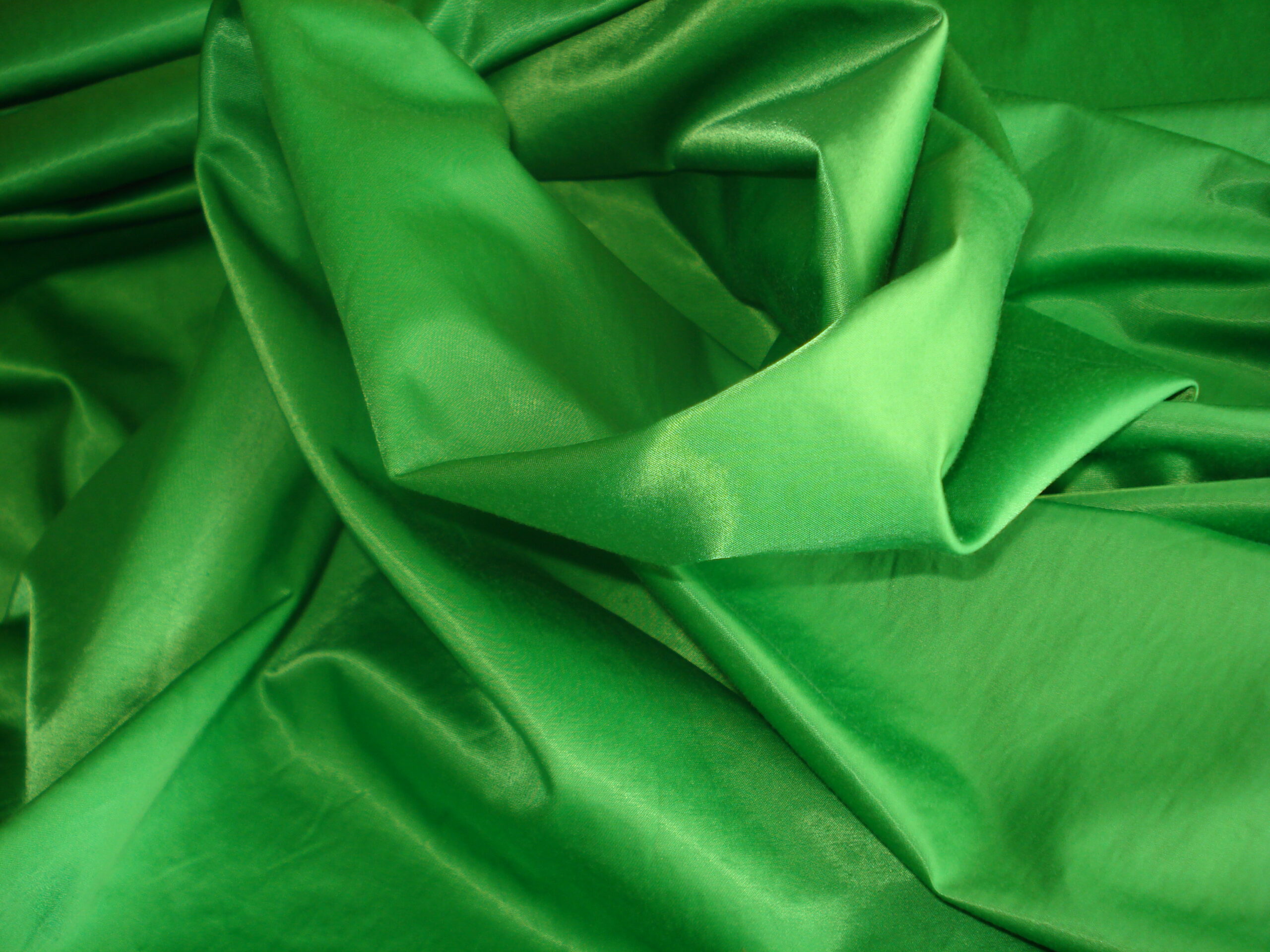 Tejido gabardina c/cara satinada c/verde hierba, ancho 1.52mts.