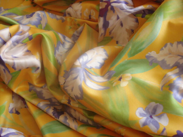 Tejido de viscosa satinada en poliéster estampado, ancho 1.46mts.