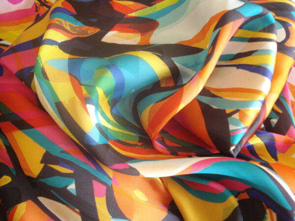 1,75mts. Tejido en viscosa estampado abstracto, ancho 1.46mts.