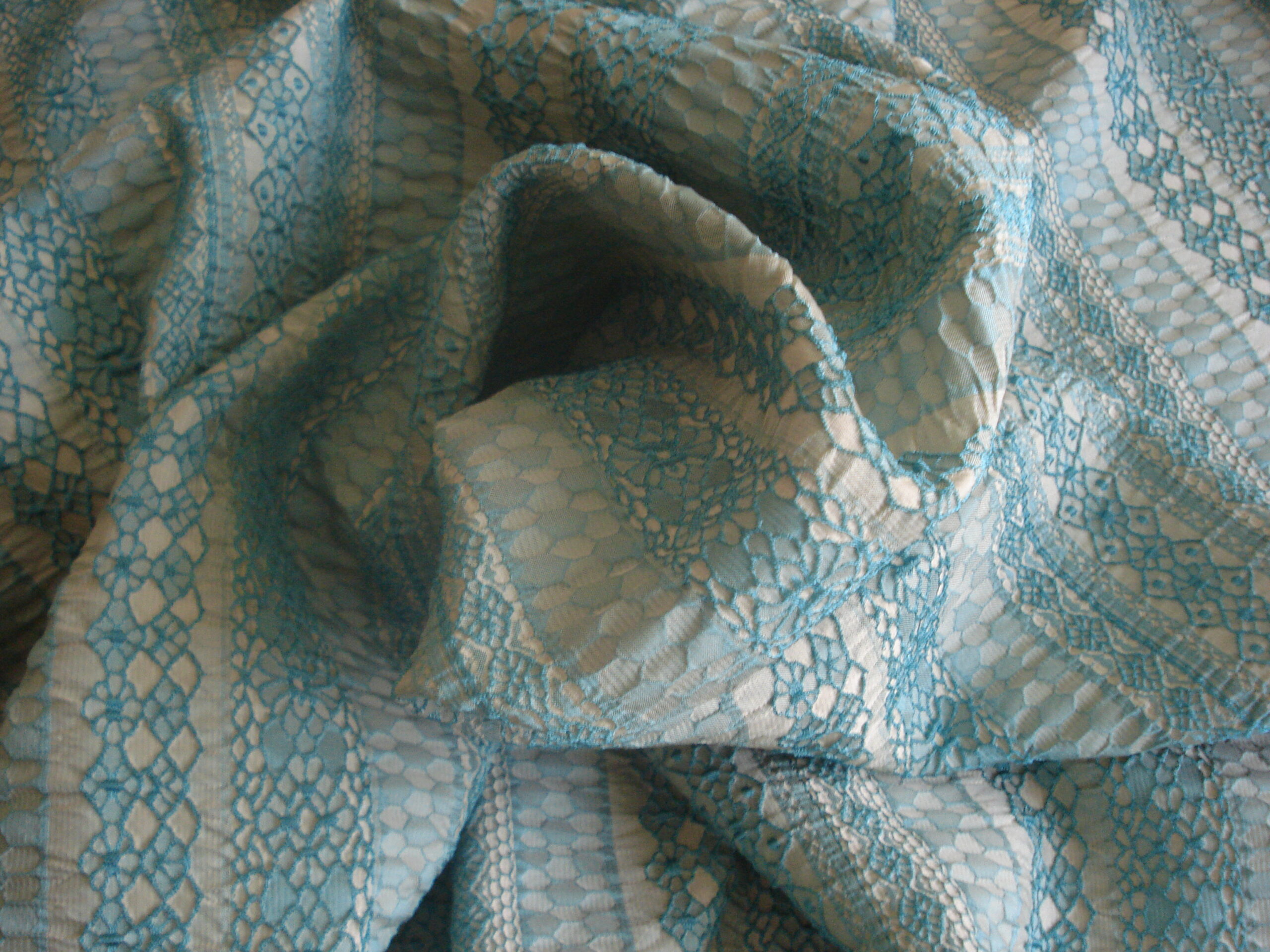 Tejido efecto arrugado con brocado c/ turquesa pastel, ancho 1.31mts.