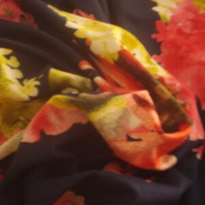 Tejido en punto fino f/marino con flores grandes, ancho 1.55mts.