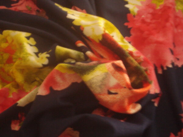 Tejido en punto fino f/marino con flores grandes, ancho 1.55mts.