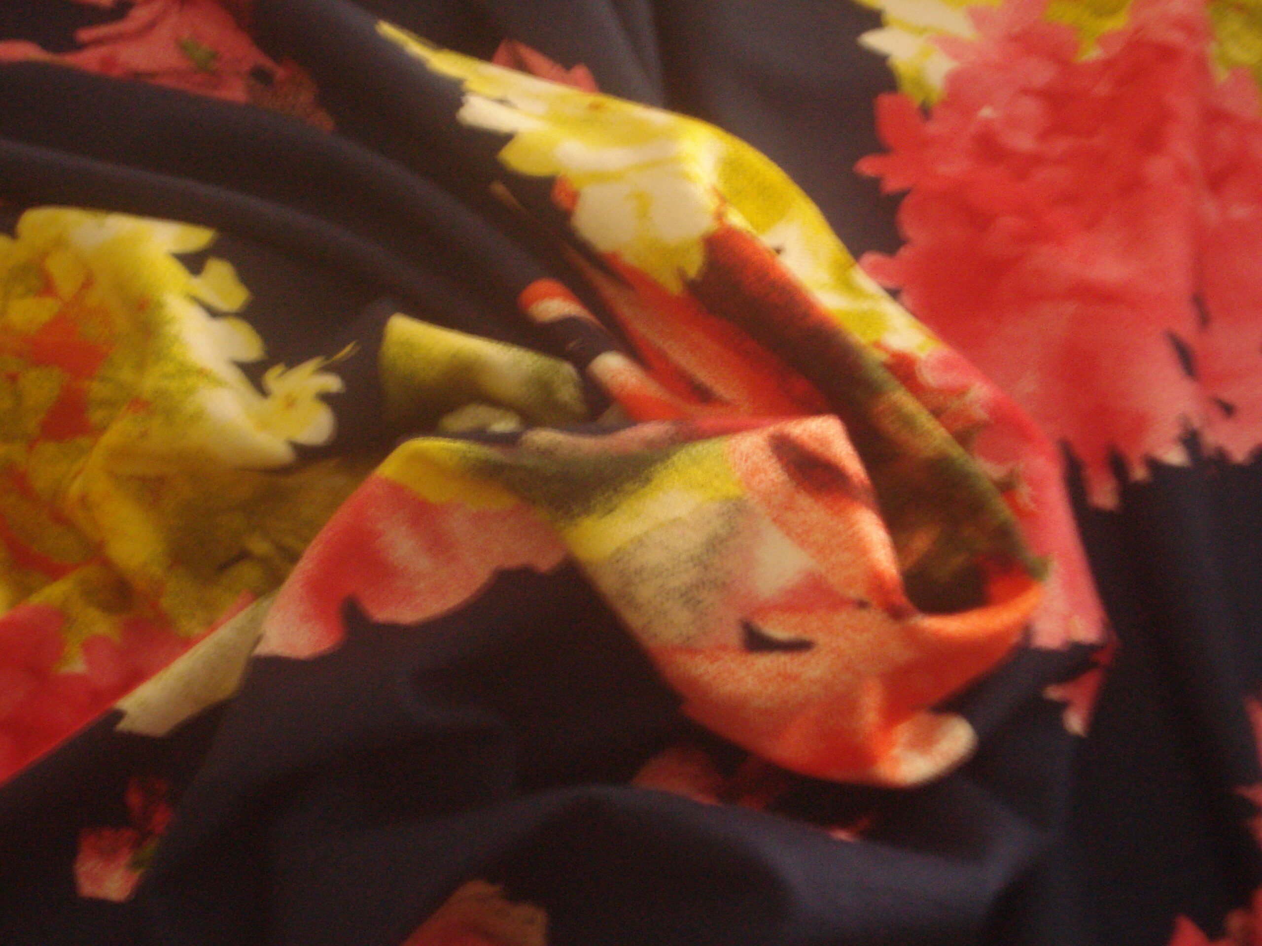 Tejido en punto fino f/marino con flores grandes, ancho 1.55mts.