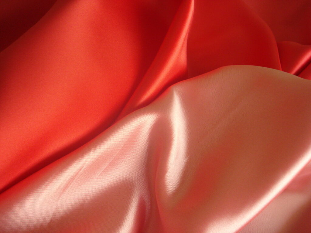 1,35mts. Tejido de raso doble cara c/cereza-rosa, ancho 1.50mts.