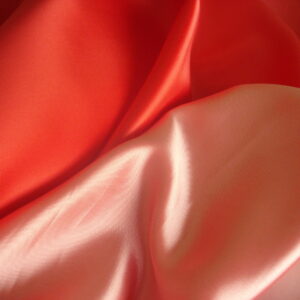 1,35mts. Tejido de raso doble cara c/cereza-rosa, ancho 1.50mts.