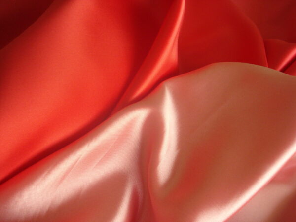 1,35mts. Tejido de raso doble cara c/cereza-rosa, ancho 1.50mts.