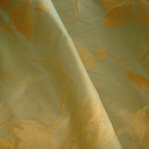 Tejido en seda salvaje f/ verde helecho claro con dibujo dorado, ancho 1.50mts.