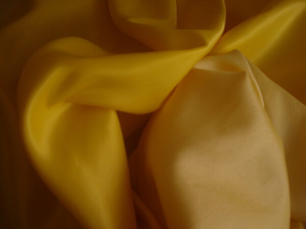 1,24mts. Tejido doble cara de raso en dos amarillos , ancho 1.52mts.