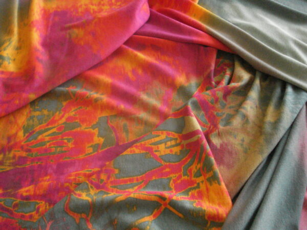 Tejido punto fino, c/fucsia-verde-amarillo ancho 1.50mts.