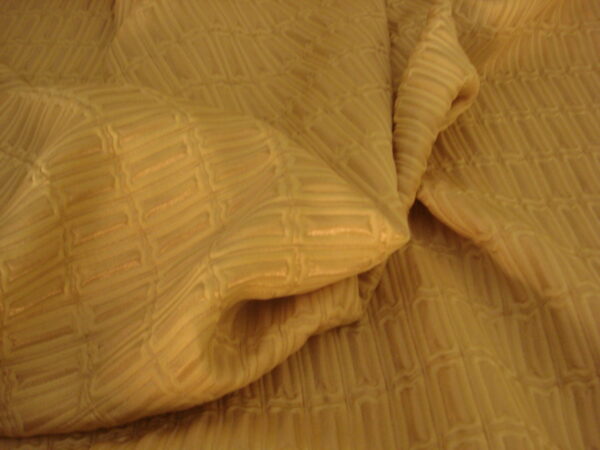 Tejido dibujo rectángulo efecto acolchado c/camel, ancho 1.37mts.