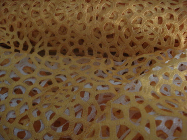 Tejido encaje doble cara amarillo/blanco, ancho 1.21mts.