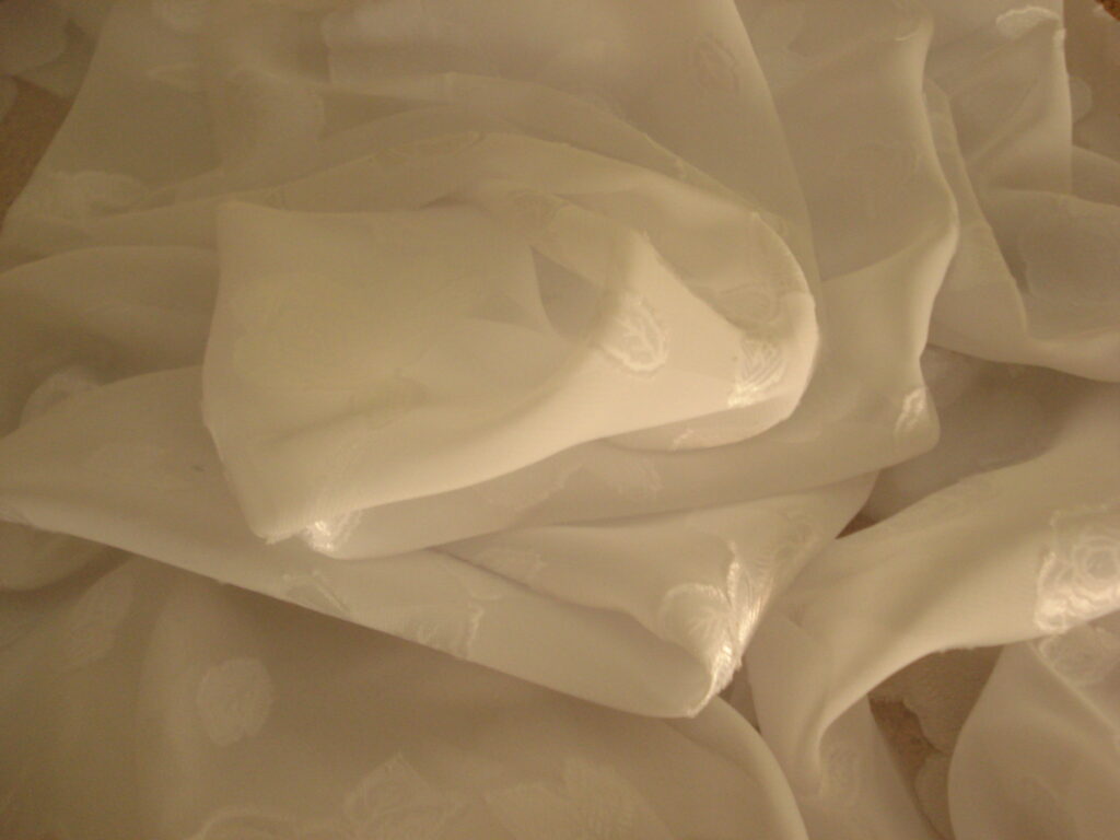 Tejido en gasa con flores c/blanco, ancho1.50mts.