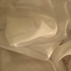 Tejido en gasa con flores c/blanco, ancho1.50mts.