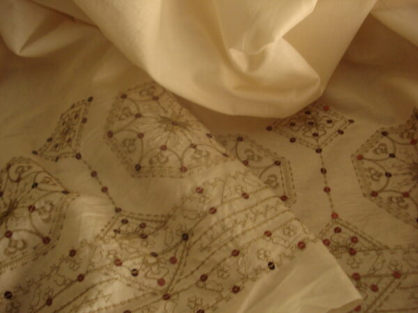 Tejido en algodón/elastano liso c/dibujo bordado inf.+lentejuela crudo