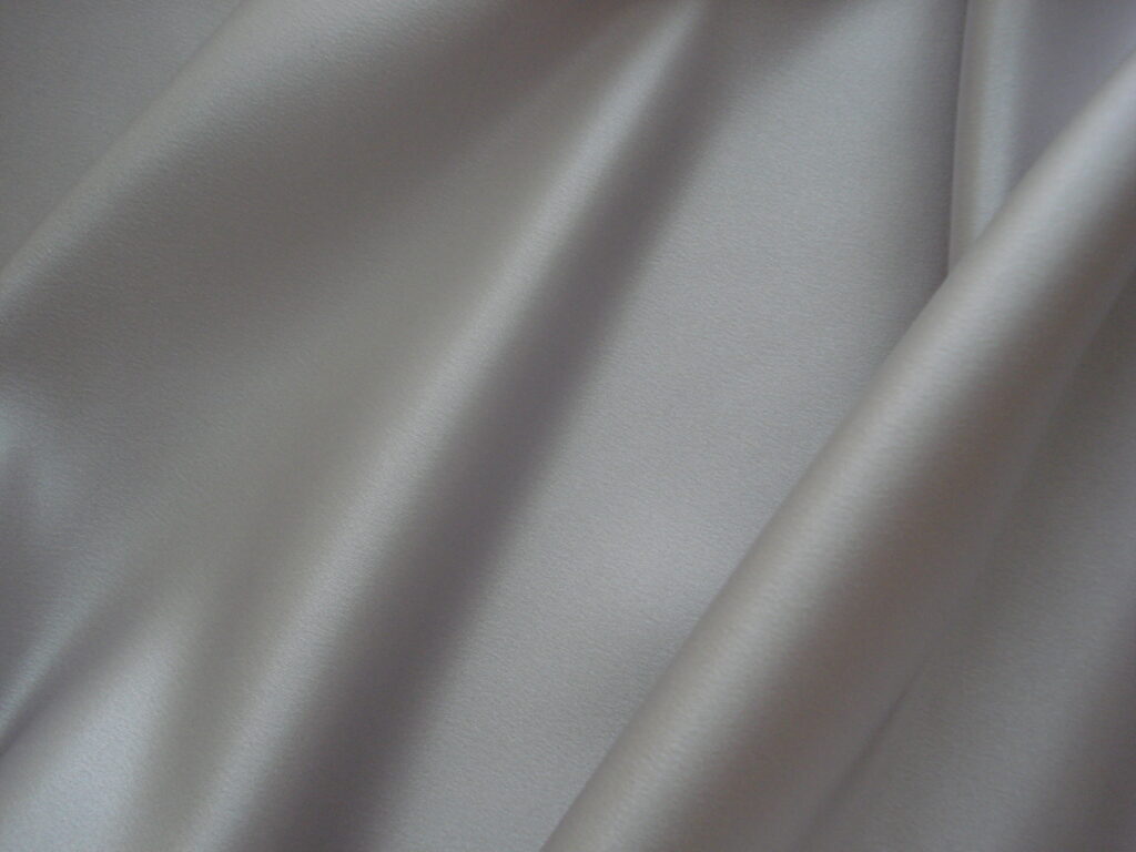 Tejido en raso fiesta c/gris perla, ancho 1.50mts.