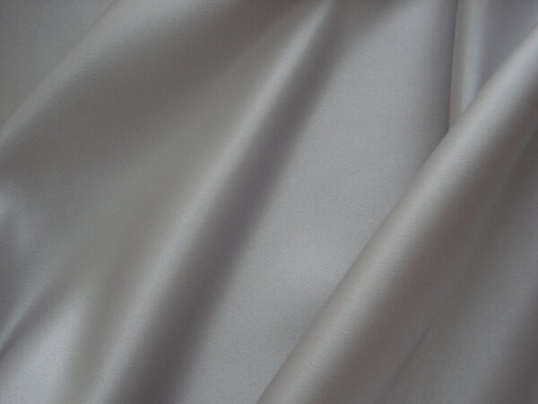 Tejido en raso fiesta c/gris perla, ancho 1.50mts.