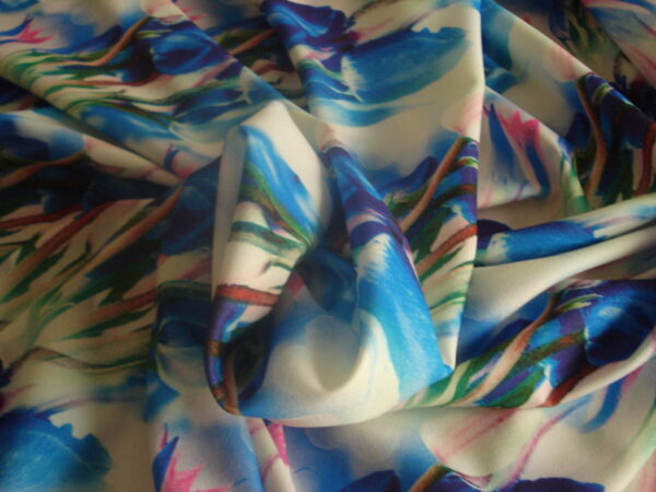 Tejido punto f/blanco estampado tulipanes azules, ancho 1.33mts.