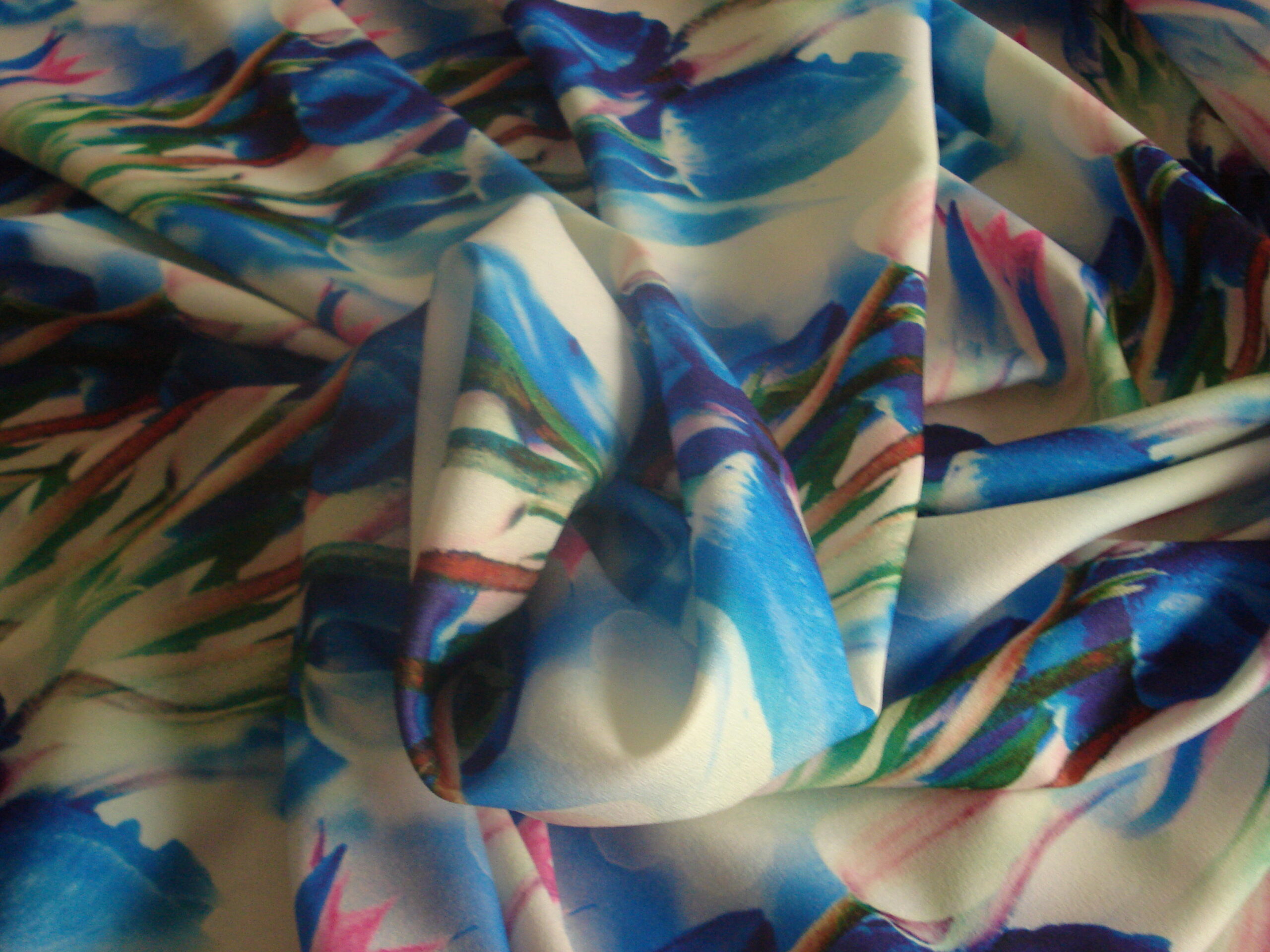 Tejido punto f/blanco estampado tulipanes azules, ancho 1.33mts.