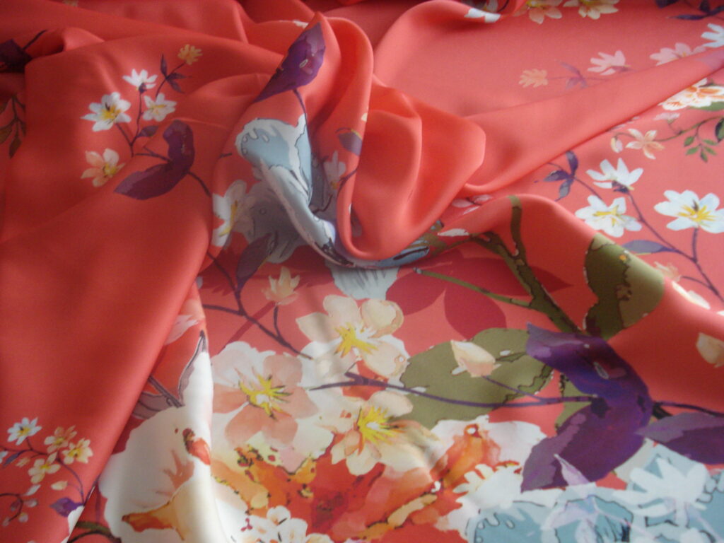 1,50mts. Tejido viscosa en poliéster f/coral estampado flores, ancho 1.48mts.