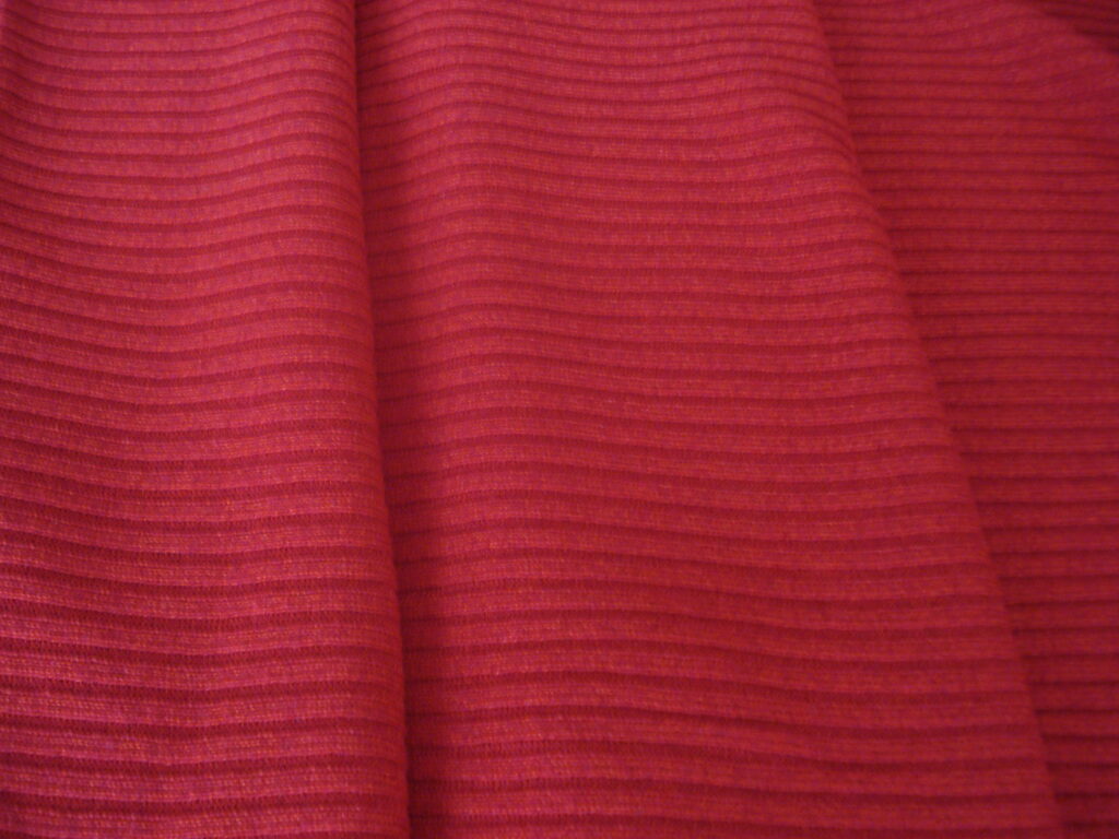 Tejido punto de canalé, ancho 1.20mts c/rojo
