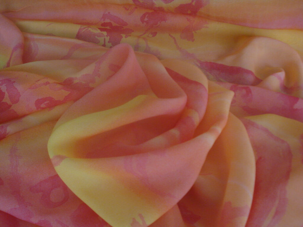1,85mts. Tejido gasa tonos rosa, naranja, amarillo, ancho 1.41mts.