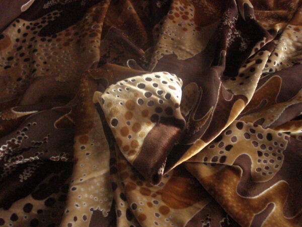 Tejido de gasa estampada con terciopelo, tonos ocres-marrones, ancho 1.40mts.