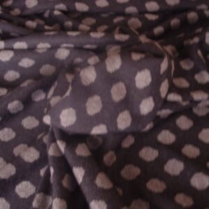 Tejido de punto c/morado, con lunares lila, ancho 1.52mts.