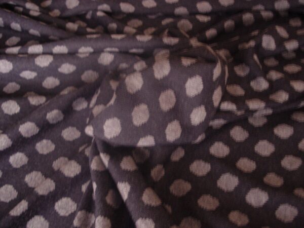 Tejido de punto c/morado, con lunares lila, ancho 1.52mts.