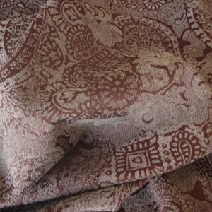 Tejido tipo tapicería est. cachemira, c/visón, granate, ancho 1.32mts.