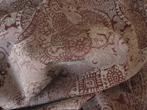 Tejido tipo tapicería est. cachemira, c/visón, granate, ancho 1.32mts.