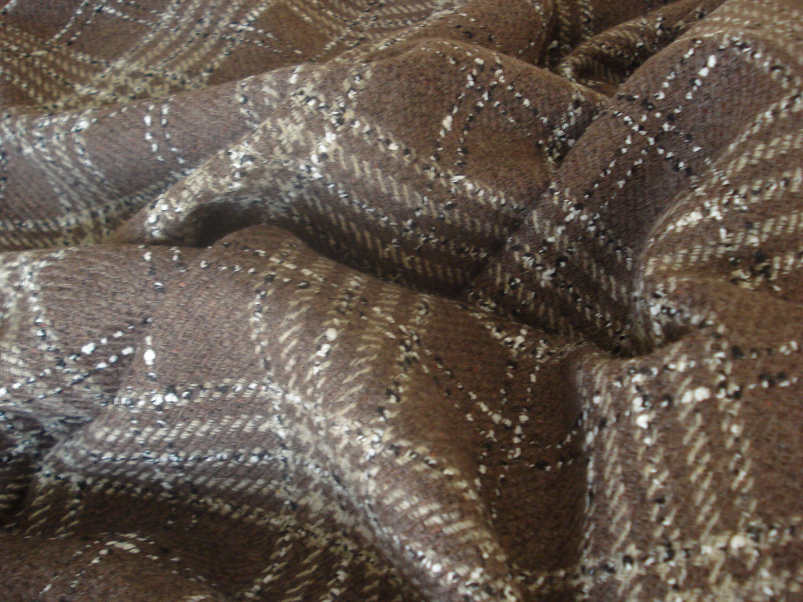 Tejido cuadro escocés c/marrón chocolate cuadro blanco, negro, ancho 1.52mts.