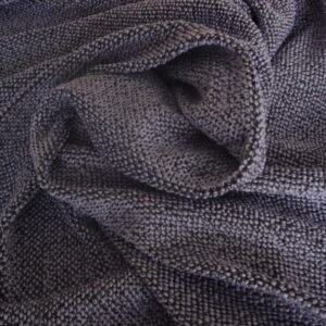 Tejido punto grueso f/negro dibujo lila, ancho 1.64mts.