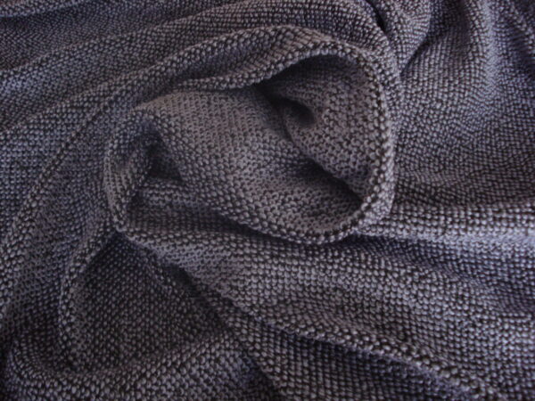 Tejido punto grueso f/negro dibujo lila, ancho 1.64mts.