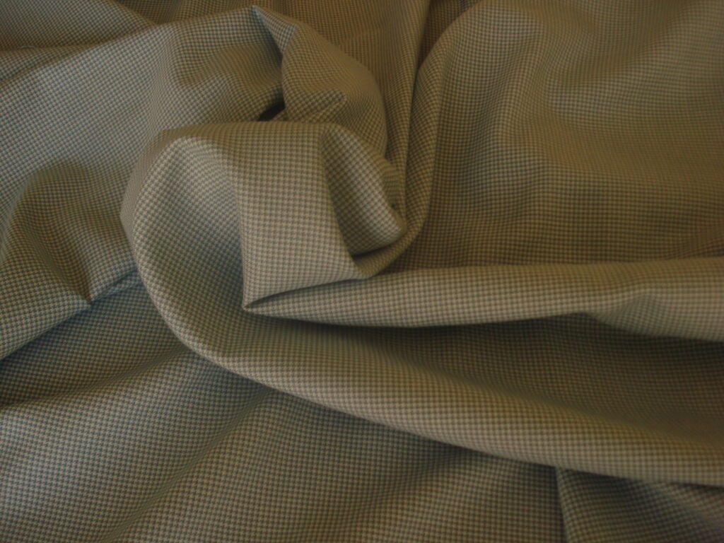 Tejido viyela, pata de gallo pequeña c/azul, ancho 1.50mts.