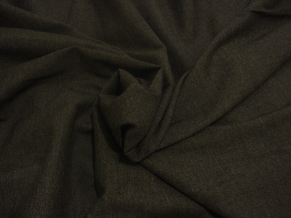Tejido gabardina c/verde kaki, ancho 1.52mts.