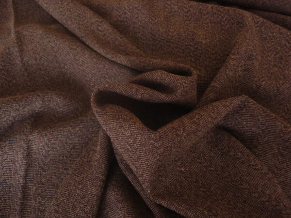 1,55mts. Tejido dibujo raya-trenzado c/ berenjena, ancho 1.48mts.