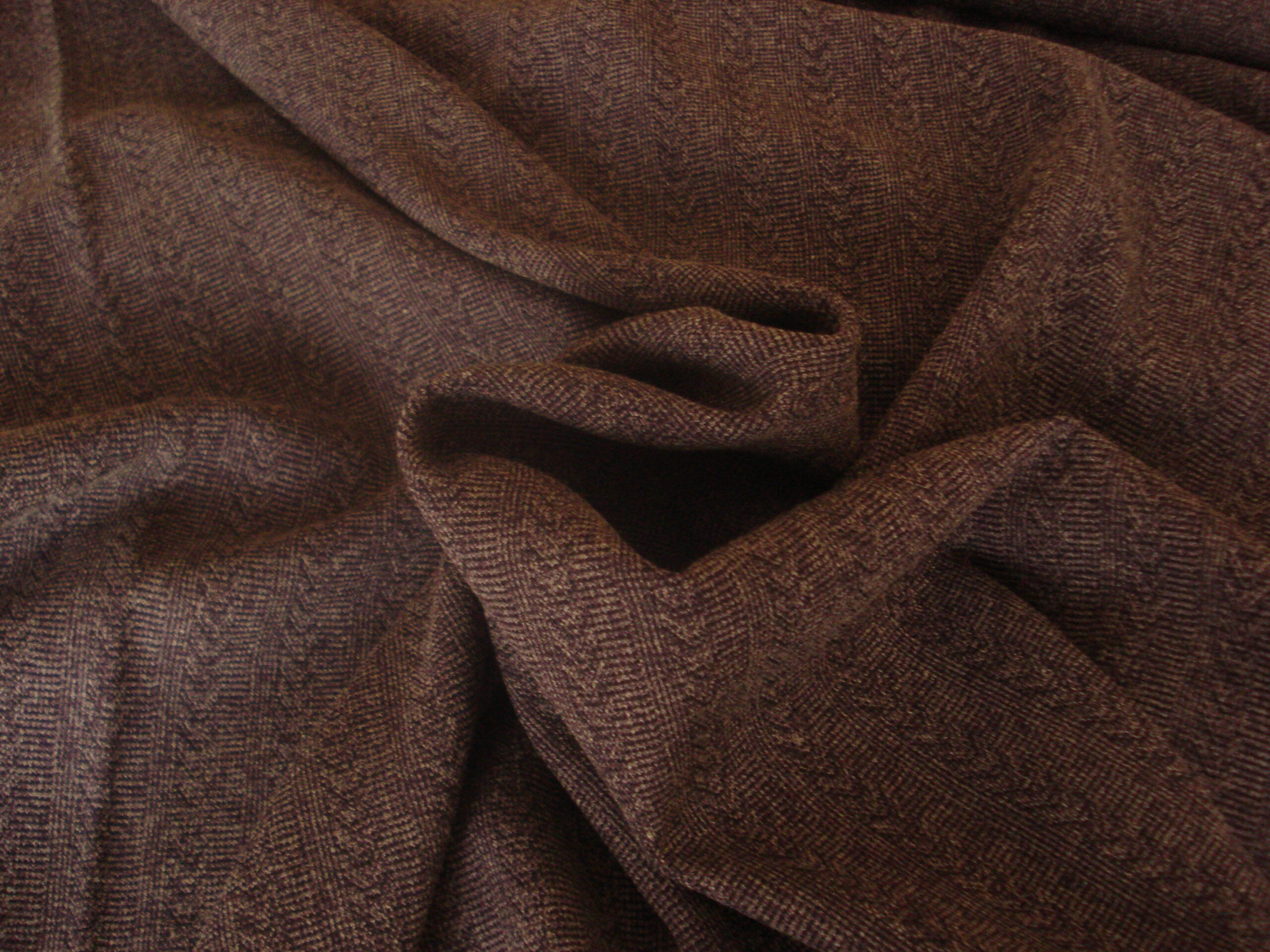 1,55mts. Tejido dibujo raya-trenzado c/ berenjena, ancho 1.48mts.