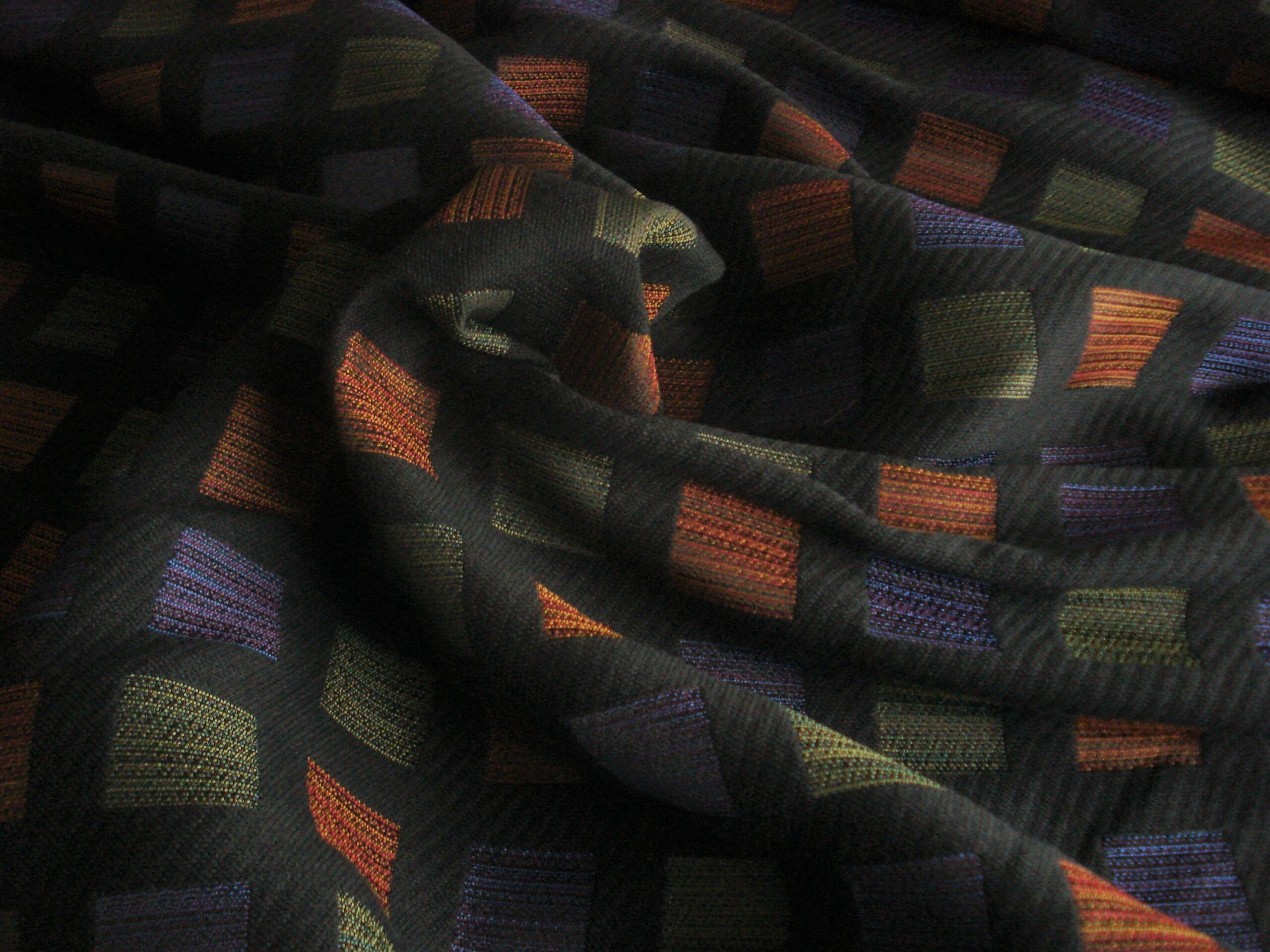 Tejido f/negro cuadros c/naranja, verde, lila, ancho 1.50mts.