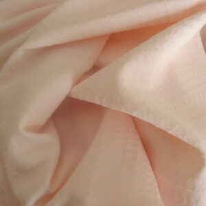 Tejido de punto con relieve geométrico c/rosa bebé, ancho 1.60mts.